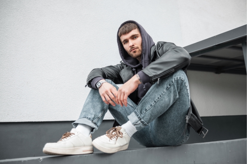 Męskie buty sportowe – stylizacje na co dzień i do pracy