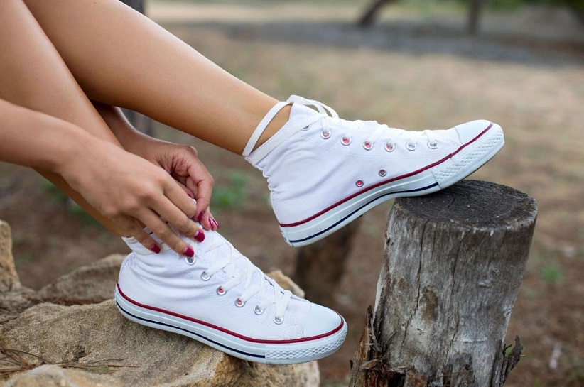 Białe trampki – stylowe buty w damskiej odsłonie. Najmodniejsze stylizacje sezonu