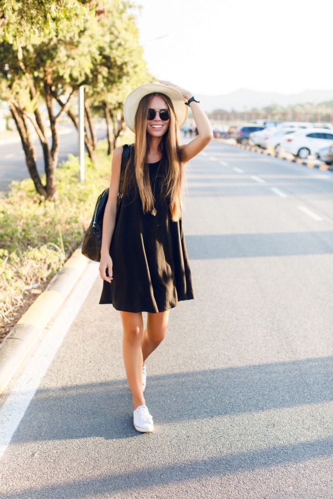 trampki do czarnej sukienki