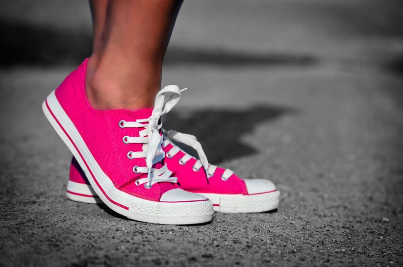 Różowe trampki – hit czy kit? Poznaj najmodniejsze stylizacje sezonu z różowymi butami w roli głównej