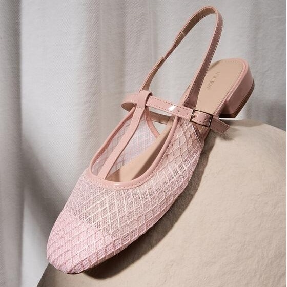 🌸 Lekkie jak sandałki, eleganckie jak czółenka – balerinki, które zagrają w każdej stylizacji.
Kolekcja stworzona dla tych, które chcą wyglądać szykownie… bez rezygnacji z wygody. ✨