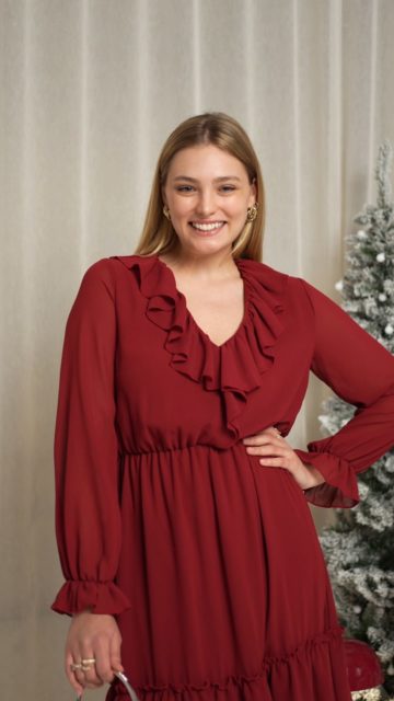 Czerwona midi na Wigilię? Zawsze dobry wybór.
Podkreśla talię, wysmukla sylwetkę i pięknie wyrównuje proporcje.
Efekt? Klasa, kobiecość i pewność siebie przy świątecznym stole.
Stylizacja, która robi różnicę. 🔍400142