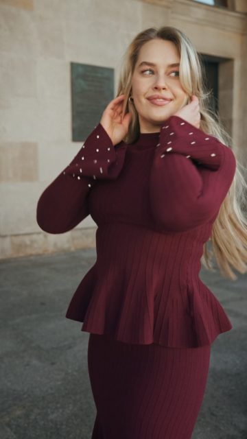 Co założyć na świąteczne spotkania?
Bordowy dzianinowy komplet, który podkreśla talię, wysmukla linię i układa się tak, jak chcesz.
Elegancki, wygodny i pewnościodajny.
Komplet, który robi efekt — bez wysiłku.
🔍 komplet 401553
🔍 kozaki 399005