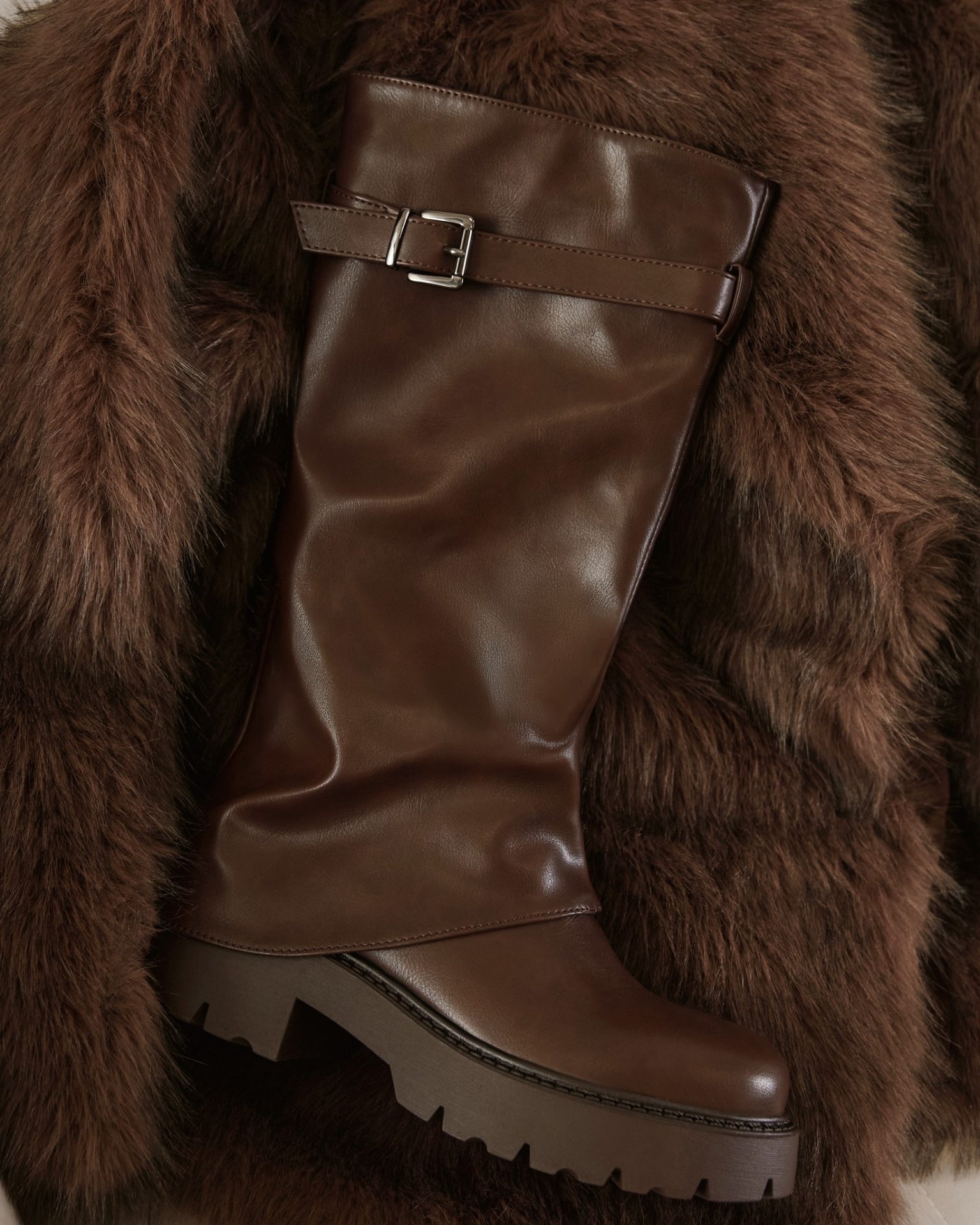 Zima? Jesteś gotowa.
Wysokie, stabilne, grzejące — te buty biorą na siebie mróz, śnieg i codzienny ruch.
Do płaszcza, do futerka, do wszystkiego.
Buty, które naprawdę chronią przed zimą. https://born2be.pro/3KWjLJl