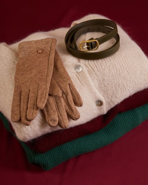 Last call na świąteczne prezenty, które zawsze się sprawdzają. Miękki, ciepły sweter, stylowy pasek albo klasyczne rękawiczki — ponadczasowe dodatki, które pasują do każdej zimowej stylizacji i zostają na dłużej niż jeden sezon.🔍rękawiczki 361925
🔍pasek 391211