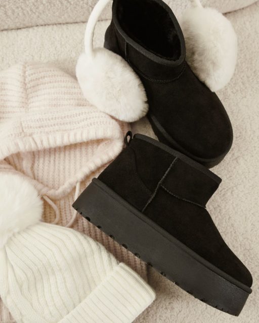 Zimowy comfort w najbardziej stylowym wydaniu.
Czarne śniegowce na solidnej podeszwie, miękkie dzianiny i futrzane detale tworzą look, który wygląda jak gotowy plan na chłodne dni. Ciepło, miękko i z wyczuciem trendów — idealny balans między cozy a fashion. Bo zimą styl też może być przyjemnością.
🔍285452