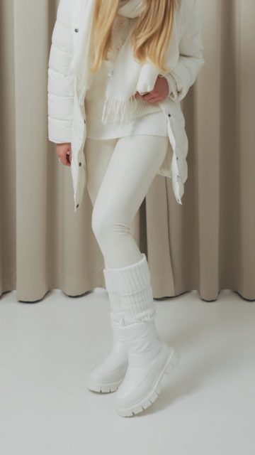 Ten look to odpowiedź na wszystkie zimowe dylematy! Otul się ciepłym golfem i puszystym kardiganem w odcieniach wanilii, które rozświetlą każdy pochmurny dzień. Delikatne legginsy imitujące skórę dodadzą całości nowoczesności, a futrzane śniegowce zapewnią maksymalny komfort i ochronę przed zimnem.