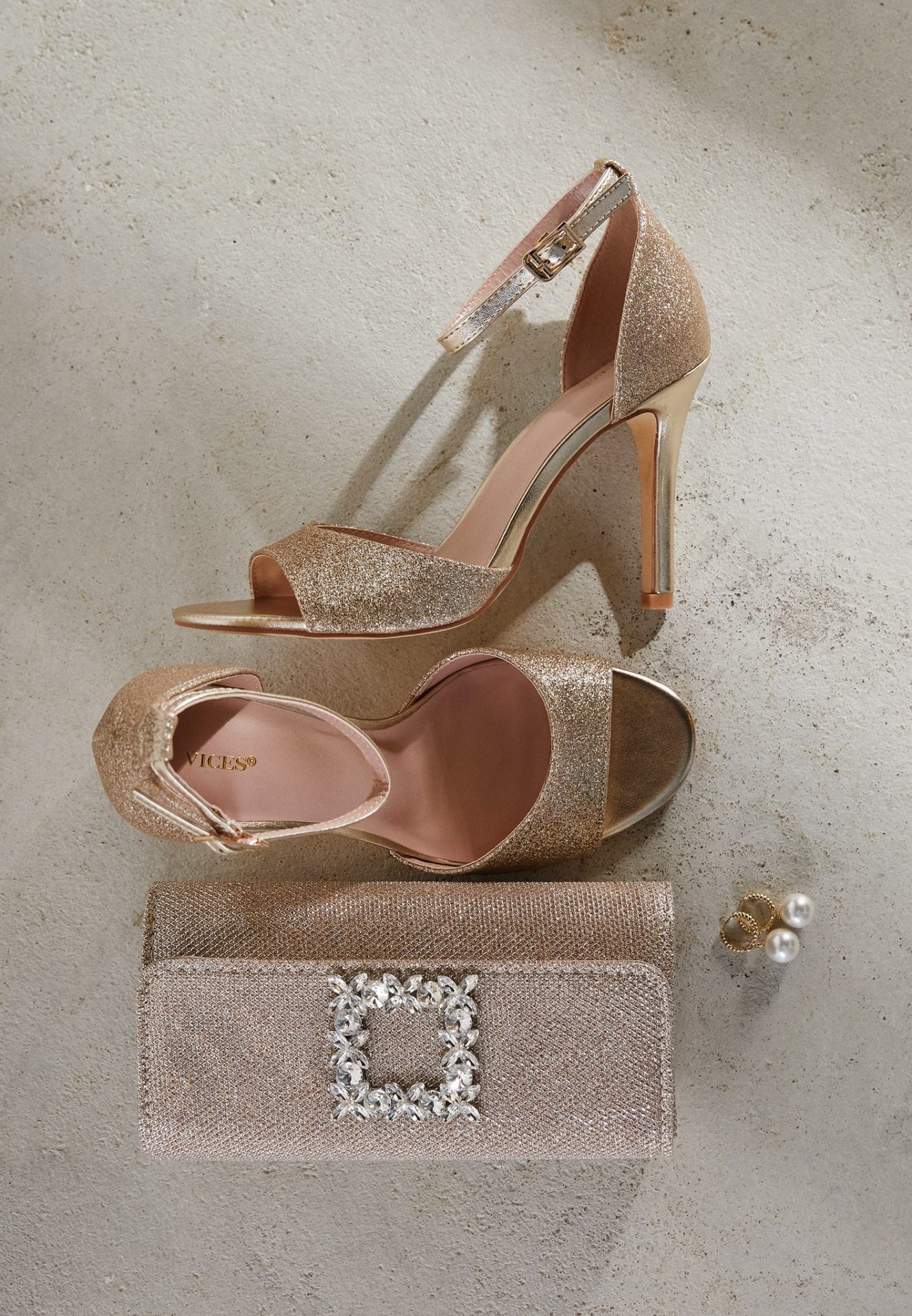 Blask, który idealnie pasuje do wyjątkowych chwil. ✨
Złote sandałki ślubne stworzone z myślą o Twoim wielkim dniu – eleganckie, kobiece i gotowe towarzyszyć Ci od pierwszego kroku do ołtarza aż po noc pełną tańca. 💍
Bo najpiękniejsze historie zaczynają się od jednego kroku.
🔍👡392154
🔍👛398111