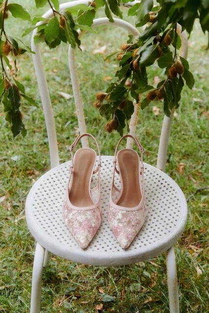 Sezon komunijny już tuż-tuż 🌿
Jeśli szukasz butów, które połączą wygodę z elegancją, właśnie je znalazłaś 💫
Delikatne, stylowe i stworzone na takie chwile 🤍Sandały Kovienne: 377909