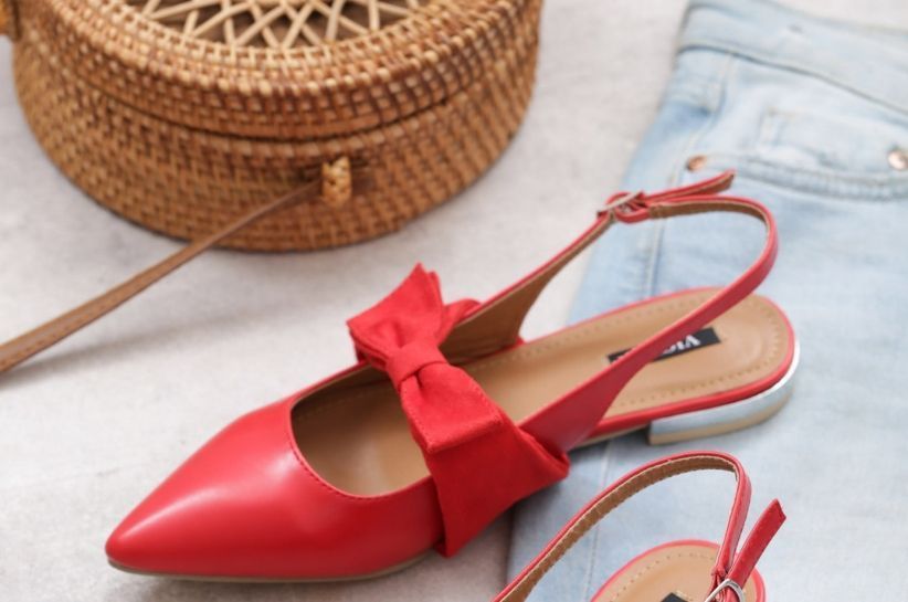 Jaka torebka pasuje do czerwonych butów?