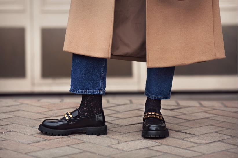 Jakie buty dobrać do damskich jeansów? Sprawdzamy najmodniejsze rozwiązania!