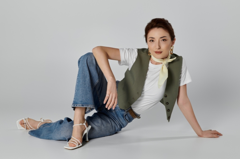 Z czym zestawić biały T-shirt damski? Stwórz stylizację dla siebie z bazą szafy kapsułowej!