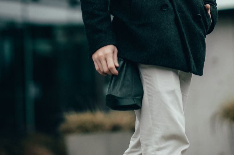 Białe spodnie męskie – z czym je zestawić? Propozycje najmodniejszych stylizacji