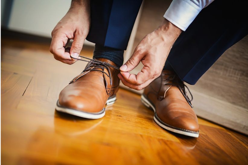 Jak wiązać buty do garnituru