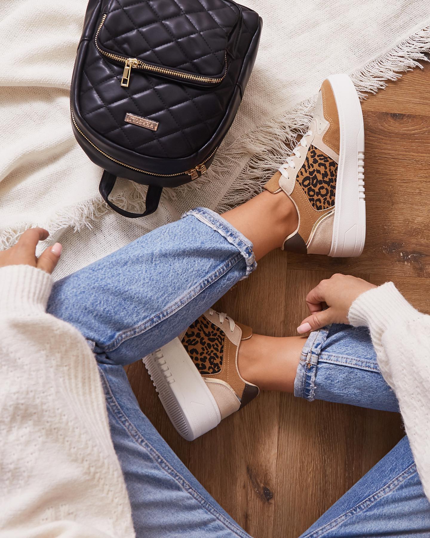 Setki nowych sneakersów w nowej kolekcji! 😍 Link w BIO 🧡
#sneakers #flatlay #sneakersy #sneakersaddict #sneakersforsale #sneakerslover #flatlayphotography #flatlaytoday #flatlaystyle #jeans #sweater #sweter #jeansy #czarny #czarne #plecak #flatlayoftheday #promocja #rabat #przecena #nowakolekcja #newcollection #shoeslover #shoesaddict #born2be #born2bepl #sneakerhead #sneakeraddict #sneakerspics
