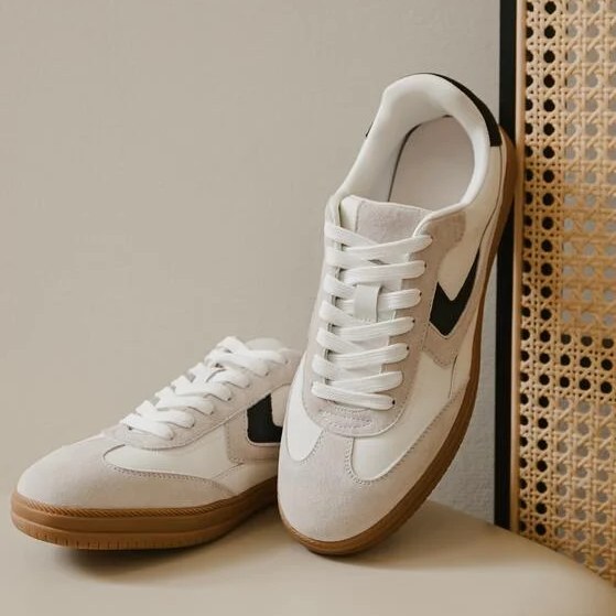 ☀️ w dzień, 🌙 wieczorem – te sneakersy grają zawsze pierwsze skrzypce.
Klasyczne, wygodne, z charakterem. Idealne na ciepłe dni i chłodniejsze wieczory.