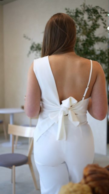 Biel ma w sobie coś wyjątkowego – potrafi zatrzymać czas i sprawić, że każda kobieta poczuje się jak uosobienie elegancji. ✨🤍