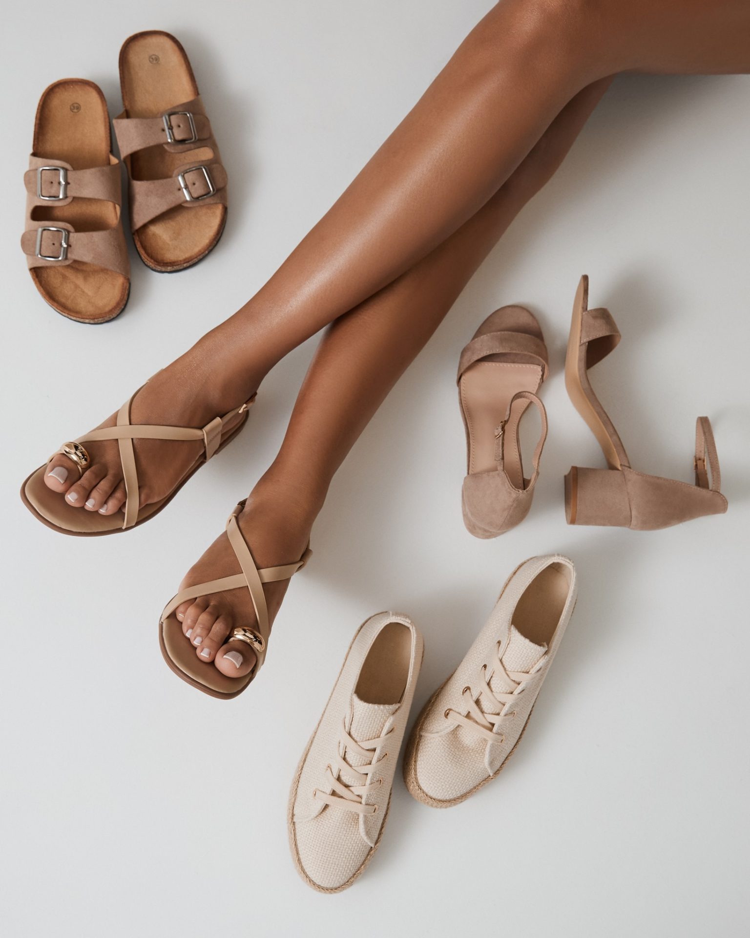 „Minimalizm w szafie, maksimum możliwości na stopach 👣✨
Jedne na spacer, drugie na wieczór, a trzecie… bo nigdy nie wiadomo 😉
Które wybierasz dziś? 💛