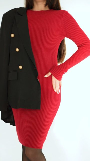 Kiedy chcesz połączyć świąteczny klimat z elegancją – ten zestaw robi wszystko za Ciebie.
Czerwona dzianinowa sukienka podkreśla sylwetkę, czarna marynarka dodaje klasy, a czółenka zamykają całość w ponadczasowym stylu.
🔍 sukeinka 401086
🔍 marynarka 398676
🔍 czółenka 397158