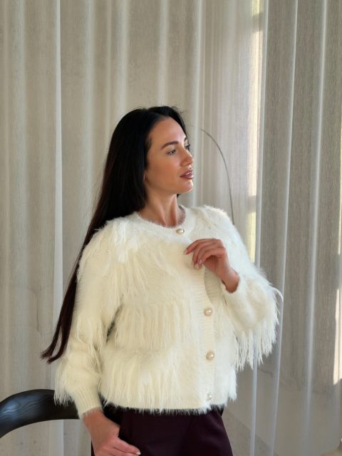 Domowa Wigilia w najprzytulniejszym wydaniu.
Puszysty, biały kardigan robi tu całą magię — miękko, jasno, elegancko, ale bez przesady.
Idealny akcent, kiedy chcesz wyglądać świątecznie i czuć się absolutnie komfortowo.
🔍 kardigan 401287