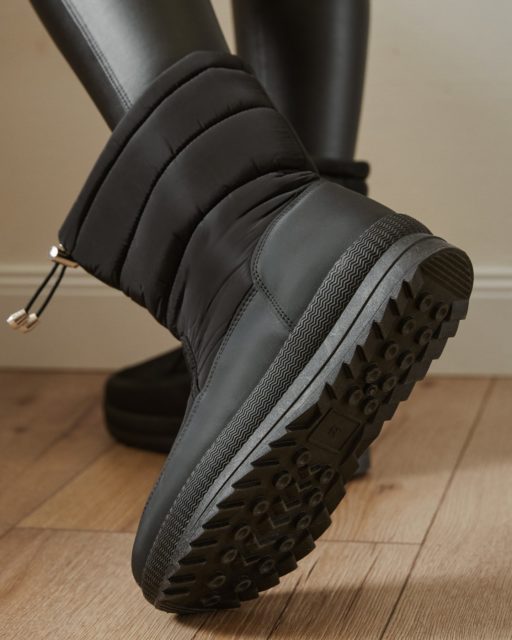 Zima może zaskoczyć wszystkich, ale nie Ciebie.
Nasze śniegowce mają podeszwę stworzoną do najtrudniejszych warunków: stabilną, przyczepną i odporną na śliskie chodniki.
Gotowe na mróz, śnieg i każdy nierówny krok zimy.
🔍 109006