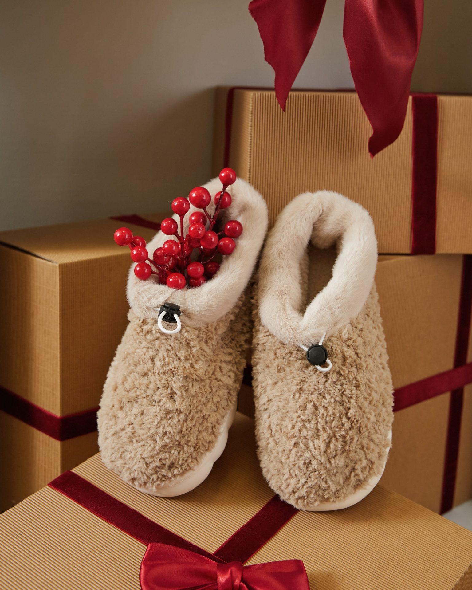 Najcieplejszy punkt zimy? Dom.
Miękkie, otulające klapki, które zamieniają każdy krok w komfort.
Idealne na zimowe wieczory i świąteczne poranki.
Mały detal, wielka przyjemność. 🔍366709