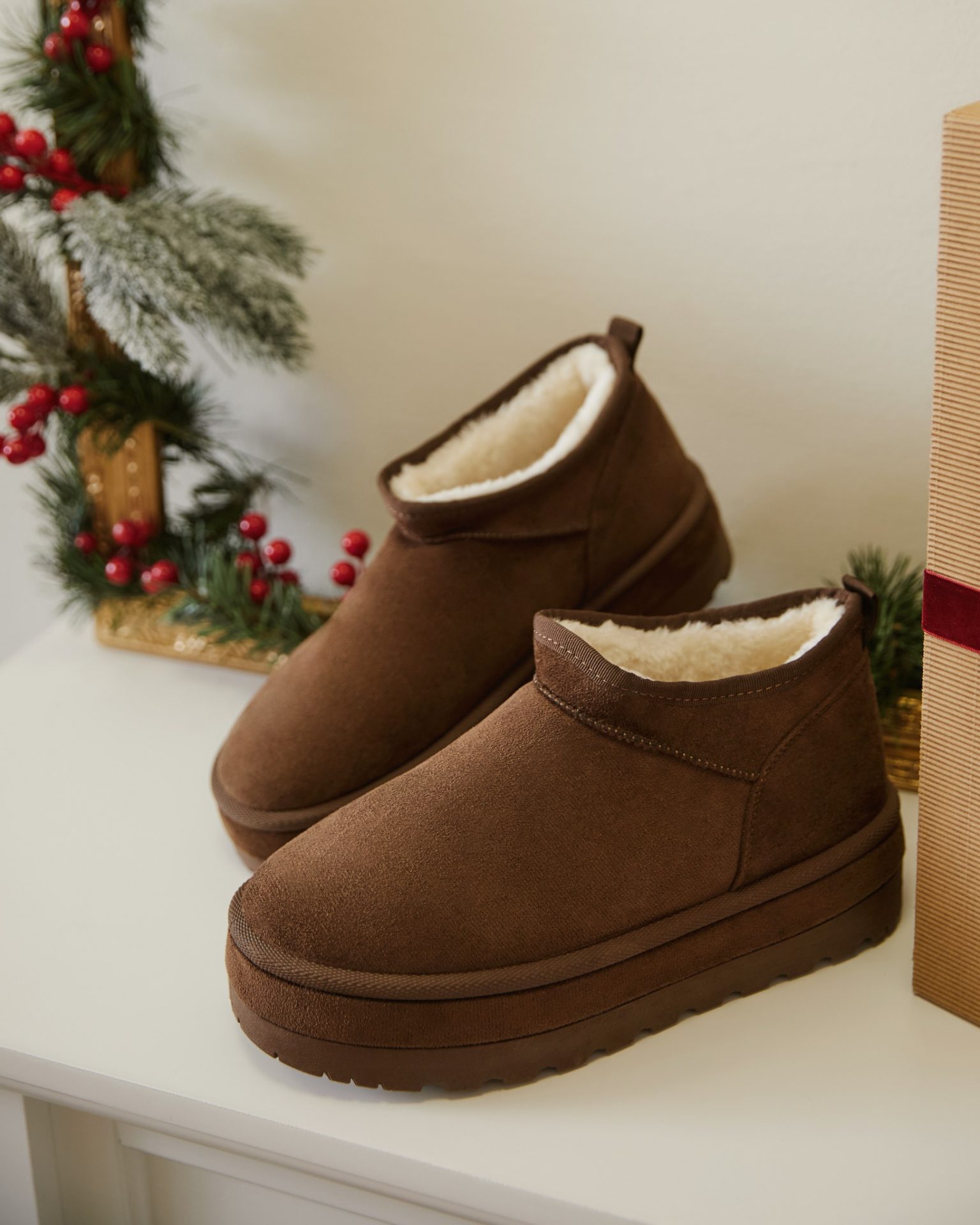 Miękkie od środka, ciepłe i maksymalnie wygodne. Otulają stopy, zapewniając komfort przez cały dzień, a jednocześnie świetnie wpisują się w zimowe stylizacje. Z czym zestawiłabyś te śniegowce?
🔍 364360