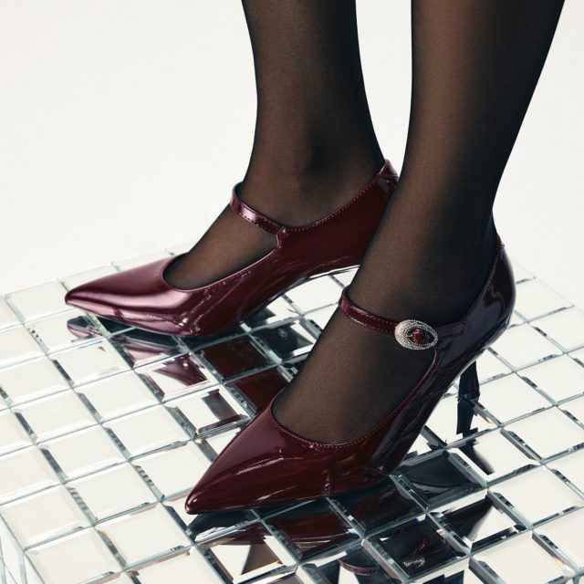 Klasyka z twistem, która robi całą stylizację. Lakierowane czółenka z paskiem dodają elegancji, podkreślają nogi i idealnie wpisują się w festive season — od kolacji po wieczorne wyjścia. To ten detal, który sprawia, że look wygląda dopracowanie i wyjątkowo.
🔍https://born2be.pro/4ateQtS