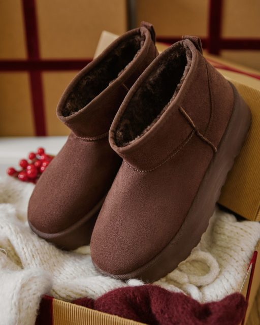 Miękkie, ciepłe i stworzone do noszenia bez przerwy. Te botki otulają stopy przyjemnym wnętrzem, zapewniając komfort od rana do wieczora, a przy tym świetnie wpisują się w codzienne, zimowe stylizacje. Idealne, gdy liczy się wygoda i cozy vibe.
🔍https://tiny.pl/wxvc-4hr