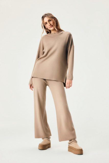 Prosty trik na wiązanie szalika, który robi całą stylizację — efekt jest elegancki, lekki i niewymuszony. Taki sposób wiązania dodaje klasy, a jednocześnie dobrze chroni przed chłodem. Idealny detal, gdy chcesz wyglądać stylowo bez zbędnego wysiłku.