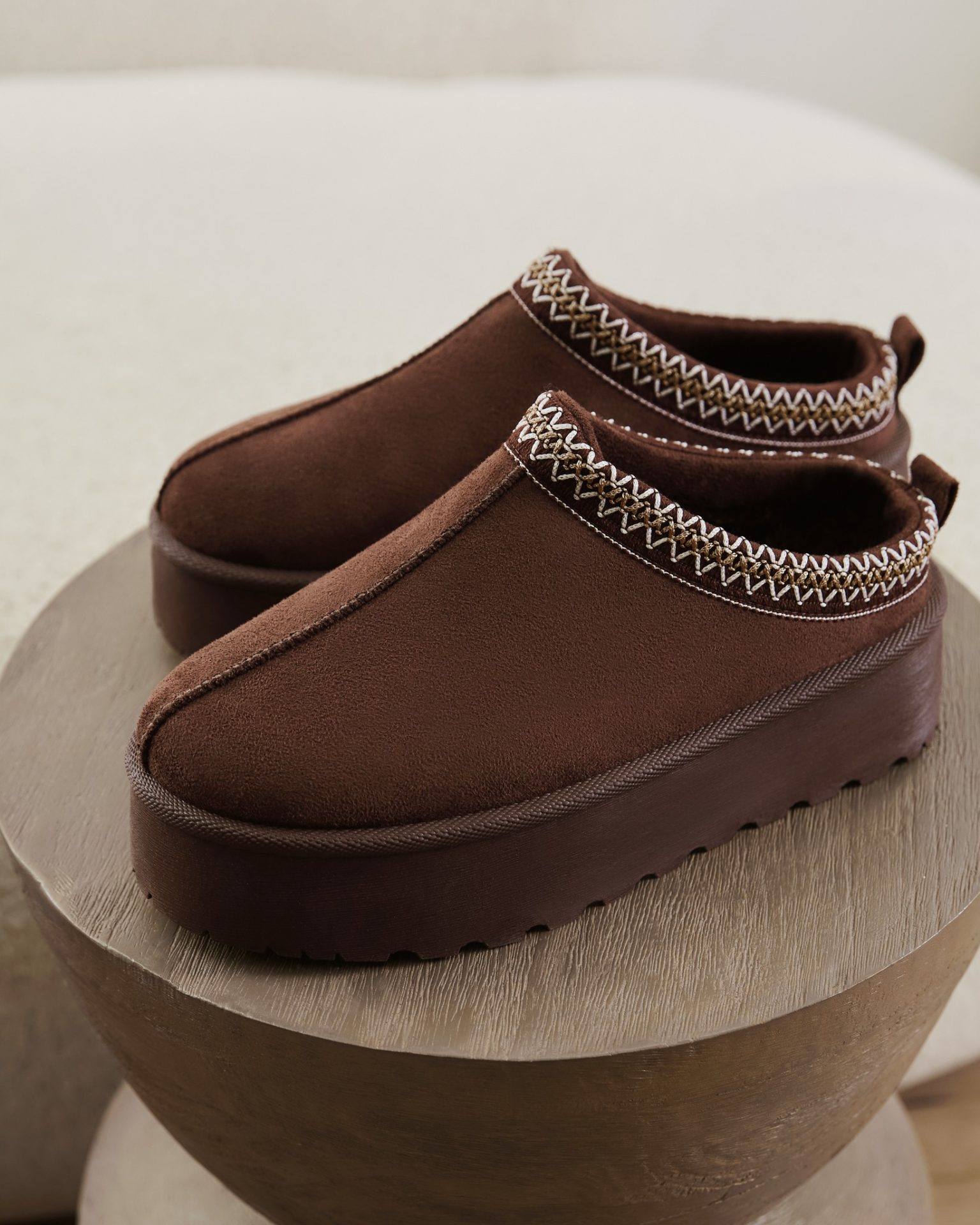 Nasze zamszowe platformy to najlepszy sposób na przetrwanie mroźnych poranków. Wysoka podeszwa nie tylko dodaje stylu, ale przede wszystkim tworzy idealną barierę od zimnego chodnika. Dodaj do nich wełniane skarpety, ulubiony płaszcz i ruszaj w miasto.
🔍356744