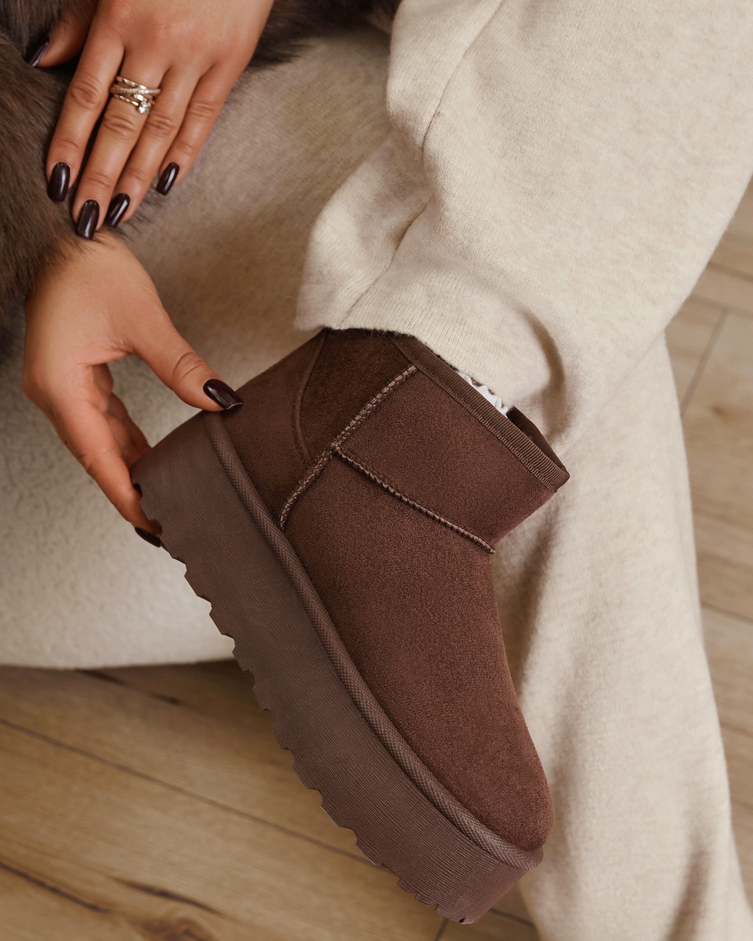 W tych botkach każda droga wydaje się prostsza. Stabilna platforma dodaje kilku centymetrów wzrostu, nie odbierając poczucia swobody, a głęboki, czekoladowy brąz sprawia, że czujesz się stylowo w każdej sytuacji – od porannej kawy po weekendowy spacer. To spokój ducha zamknięty w najmodniejszym fasonie sezonu.
🔍356759