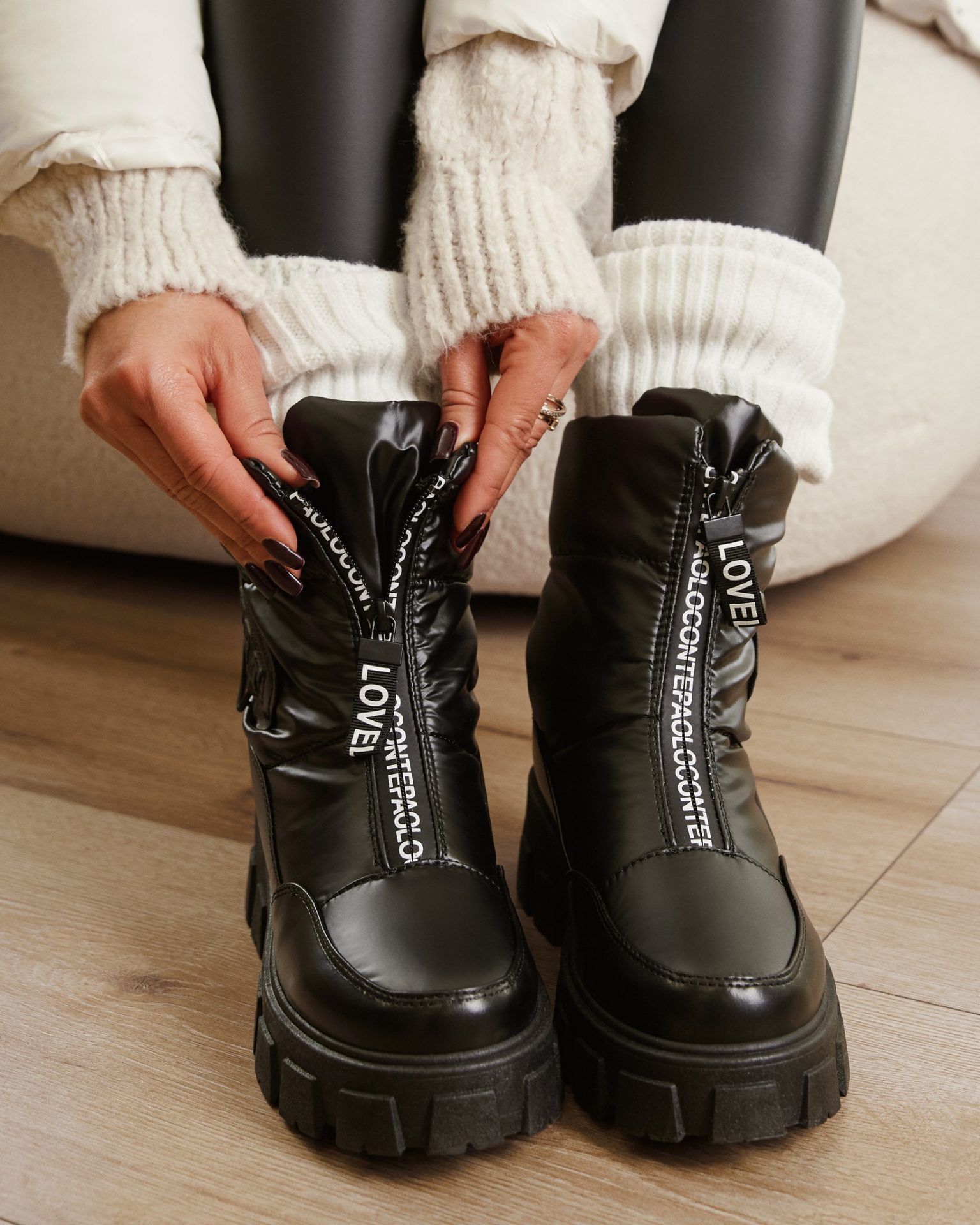 Kiedy temperatura spada, wygoda staje się priorytetem. Detal w postaci logowanego suwaka dodaje im charakteru, a masywna podeszwa to absolutny must-have tego sezonu. Idealne do legginsów i oversize'owej puchówki.🔍289597