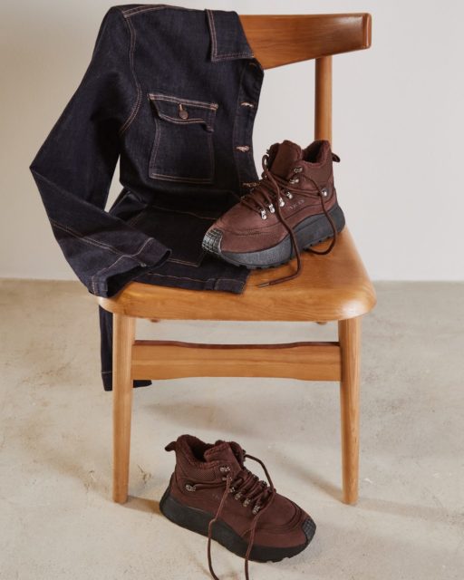 Niezależnie od tego, czy planujesz długi spacer w parku, czy szybki city break – te buty to Twój najlepszy kompan. Brązowy zamsz, miękkie ocieplenie i podeszwa, która nie boi się żadnej nawierzchni.
🔍399656