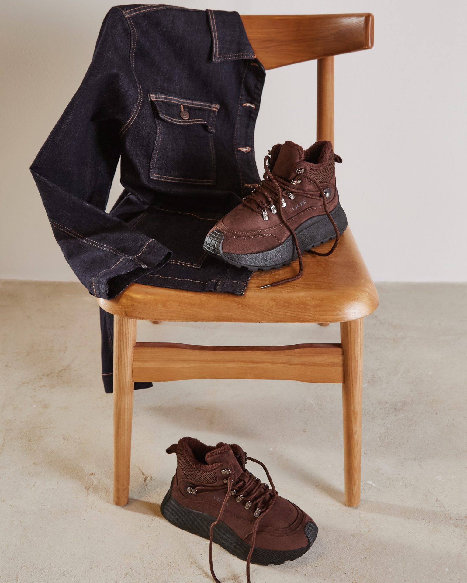 Niezależnie od tego, czy planujesz długi spacer w parku, czy szybki city break – te buty to Twój najlepszy kompan. Brązowy zamsz, miękkie ocieplenie i podeszwa, która nie boi się żadnej nawierzchni.
🔍399656