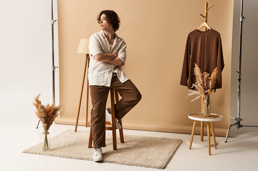 Co nosić do brązowych spodni męskich? Ponadczasowe stylizacje dla nowoczesnego mężczyzny