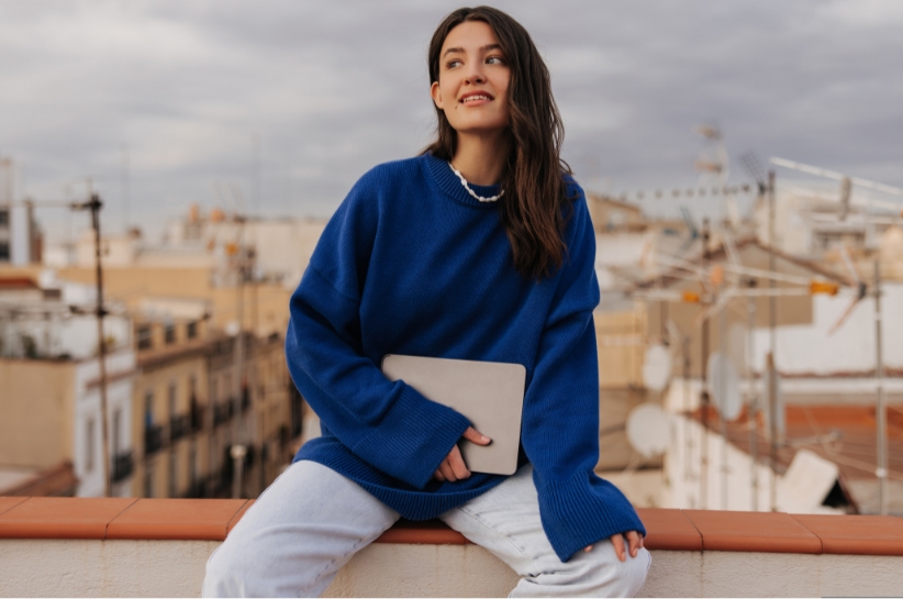 Granatowy sweter damski – ponadczasowa klasyka w Twojej szafie. Stylizacje na co dzień i do pracy