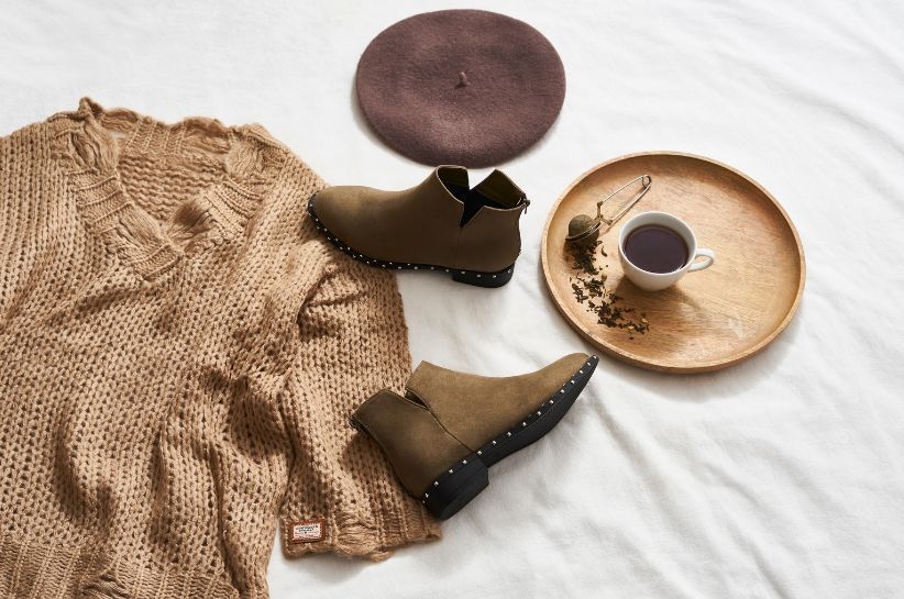 Sprawdź stylizacje z brązowym swetrem –wybieraj najlepsze fasony, by być modna na co dzień!