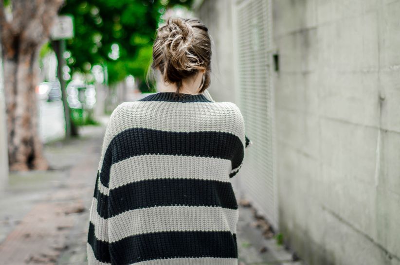 Sweter w paski – hit w damskiej szafie. Poznaj najmodniejsze stylizacje na nadchodzący sezon
