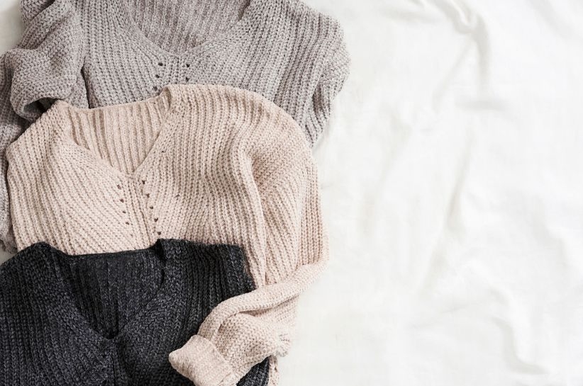 Zastanawiasz się, czy sweter w serek to dobry wybór? Sprawdź nasze propozycje na modne stylizacje z damskim swetrem w serek!