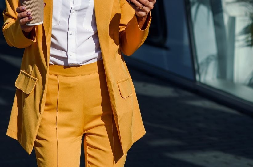 Żółte spodnie to jeden z najmodniejszych elementów garderoby tej jesieni! Podpowiadamy, jak zbudować z nimi modne stylizacje