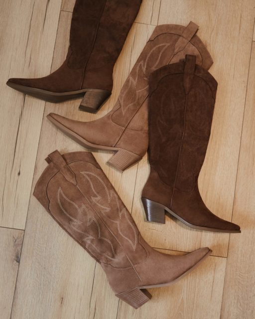 Nie musisz być na Dzikim Zachodzie, żeby nosić kowbojki z pewnością siebie.
To buty, które mówią więcej niż słowa – o Twoim stylu, charakterze i nastroju.
Miękka faktura, ciepłe odcienie, stabilny obcas – idealne na jesienne spacery i miejskie dni.Kowbojski trend, który zostaje z nami na dłużej. 🍂 http://born2be.pro/47pVuCu