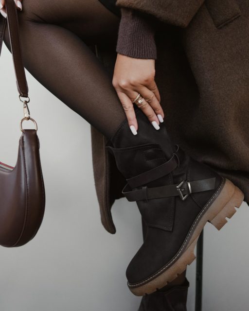 Elegancja w praktycznym wydaniu 🤎
Miękkie, dopasowane materiały i botki, które łączą styl z wygodą – idealne na chłodne dni i miejskie spacery.
Styl, który pasuje do każdej jesieni 🍂✨
🔍351707