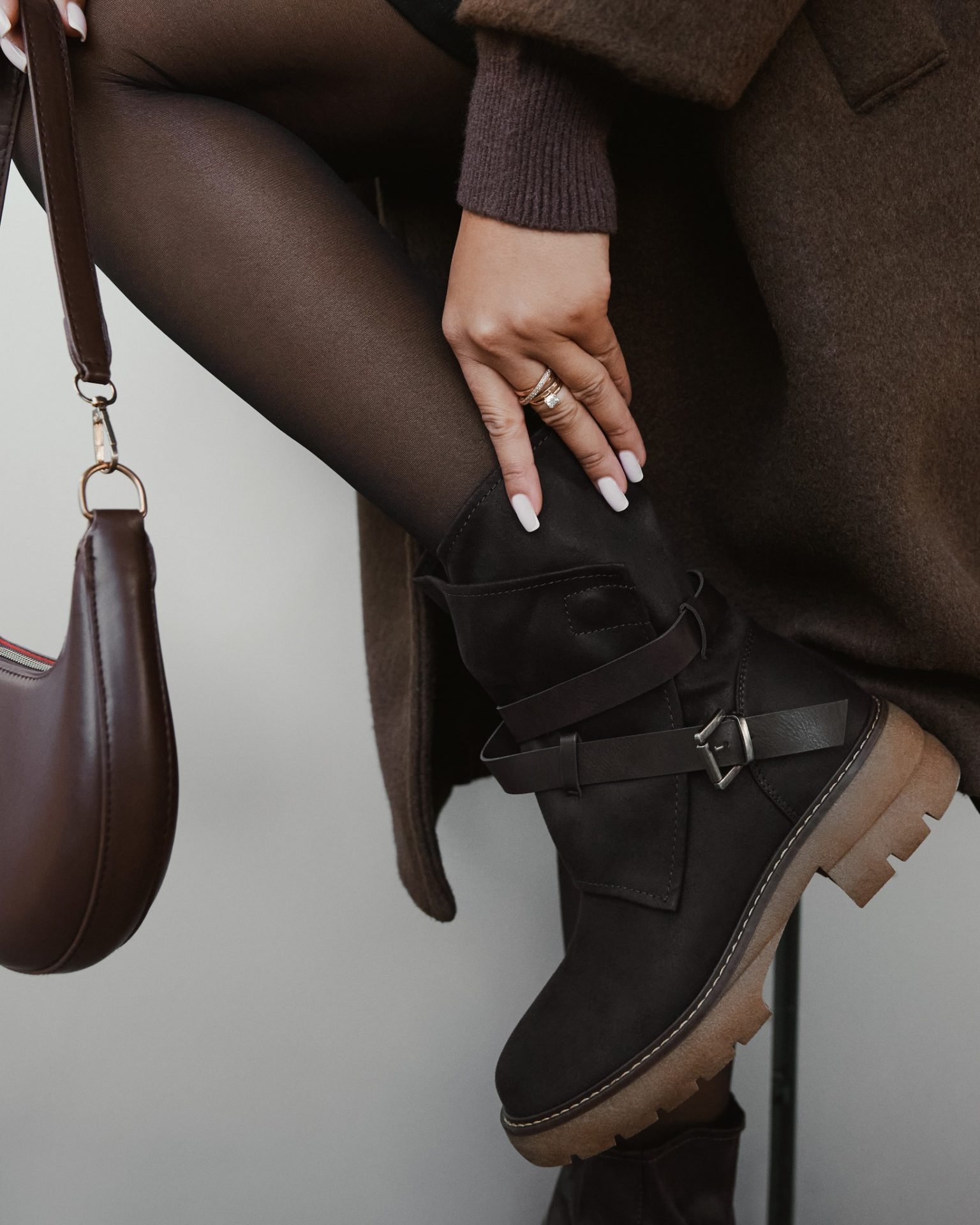 Elegancja w praktycznym wydaniu 🤎
Miękkie, dopasowane materiały i botki, które łączą styl z wygodą – idealne na chłodne dni i miejskie spacery.
Styl, który pasuje do każdej jesieni 🍂✨
🔍351707