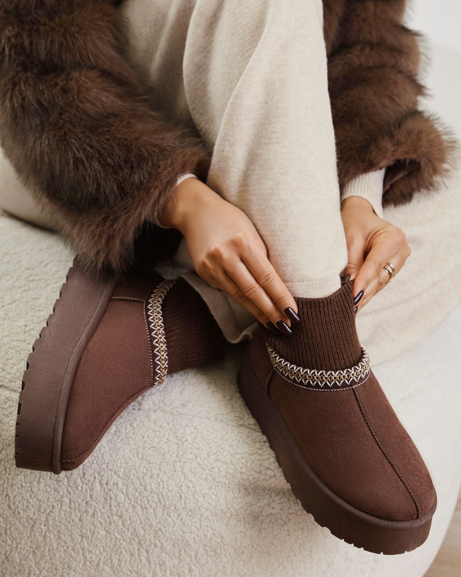 Ciepło, które widać od pierwszego spojrzenia.
Brązowe śniegowce z miękkim wykończeniem i subtelnym zdobieniem idealnie wpisują się w cozy winter look. W połączeniu z dzianiną i futrzanym akcentem tworzą stylizację, która wygląda luksusowo, a jednocześnie daje pełen komfort.
🔍400517