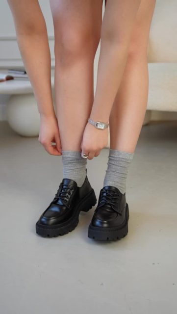 Te buty to coś więcej niż dodatek. 🖤
To detal, który potrafi zmienić całą stylizację i dodać jej charakteru.
Czasem wystarczy jeden mocniejszy akcent, żeby zwykły look stał się wyjątkowy. ✨🔎