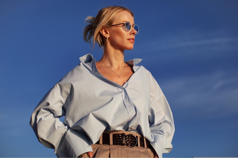 Jak zbudować modne stylizacje z niebieską koszulą damską?