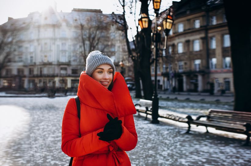 Na jakie stylizacje z czerwoną kurtką warto postawić w sezonie jesień-zima? Podpowiadamy!