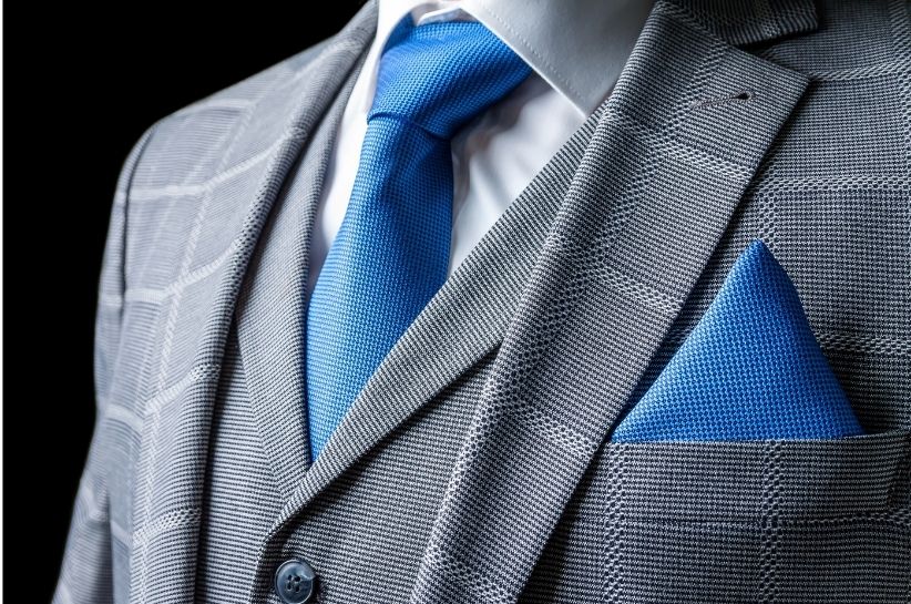 Jaki krawat do szarego garnituru? Sprawdzamy najmodniejsze połączenia kolorystyczne
