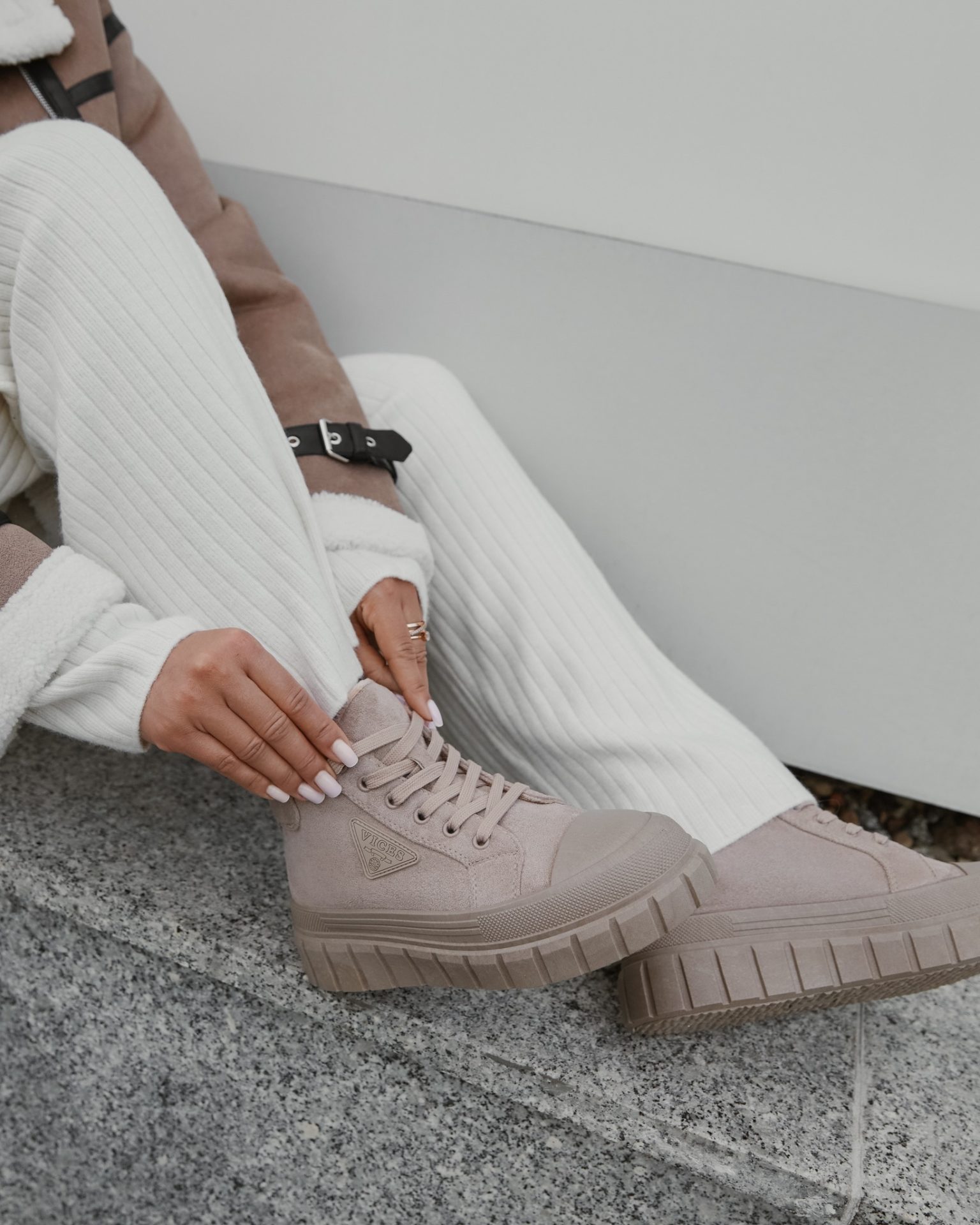 Codzienny luz w zimowej odsłonie 🤍
Miękka dzianina, ciepłe wnętrze kurtki i beżowe botki, które pasują do wszystkiego.
Idealne, gdy wygoda i styl idą w parze.
🔍 398650